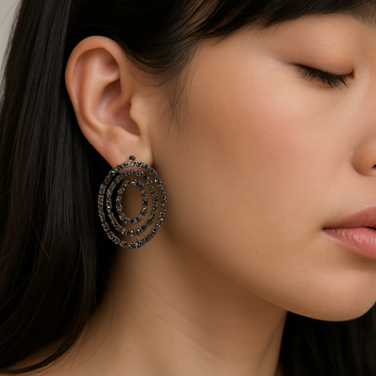 Brinco oval com strass