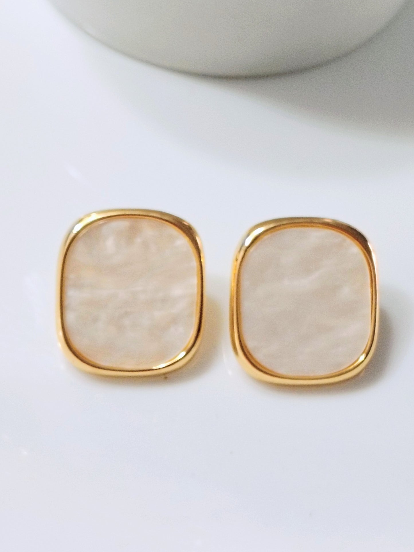 Brinco madrepérola dourado