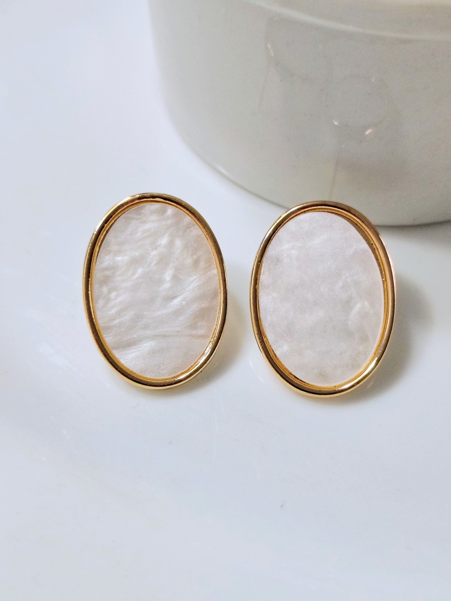 Brinco oval com madrepérolas