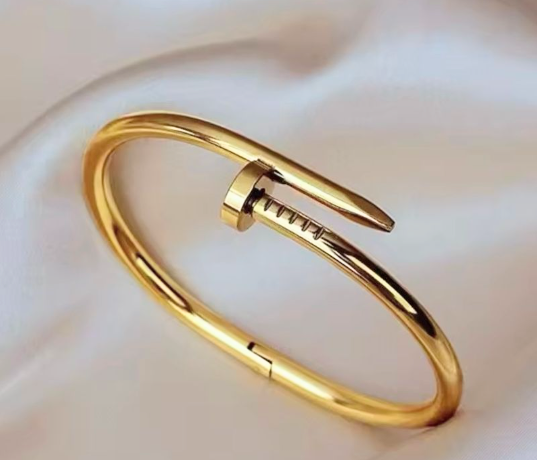Bracelete dourado aço prego.