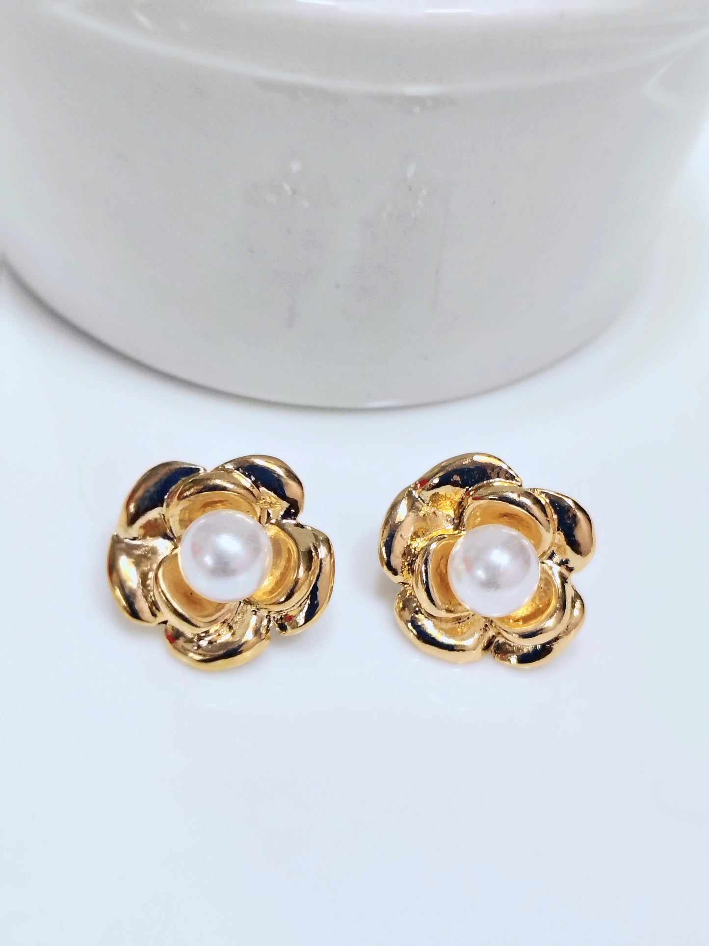 Brinco flor com pérola