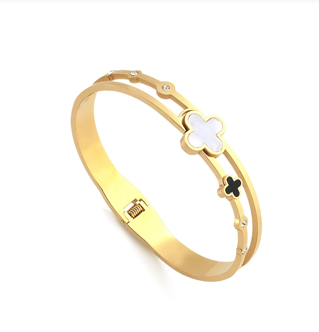 Bracelete rígido trevo.