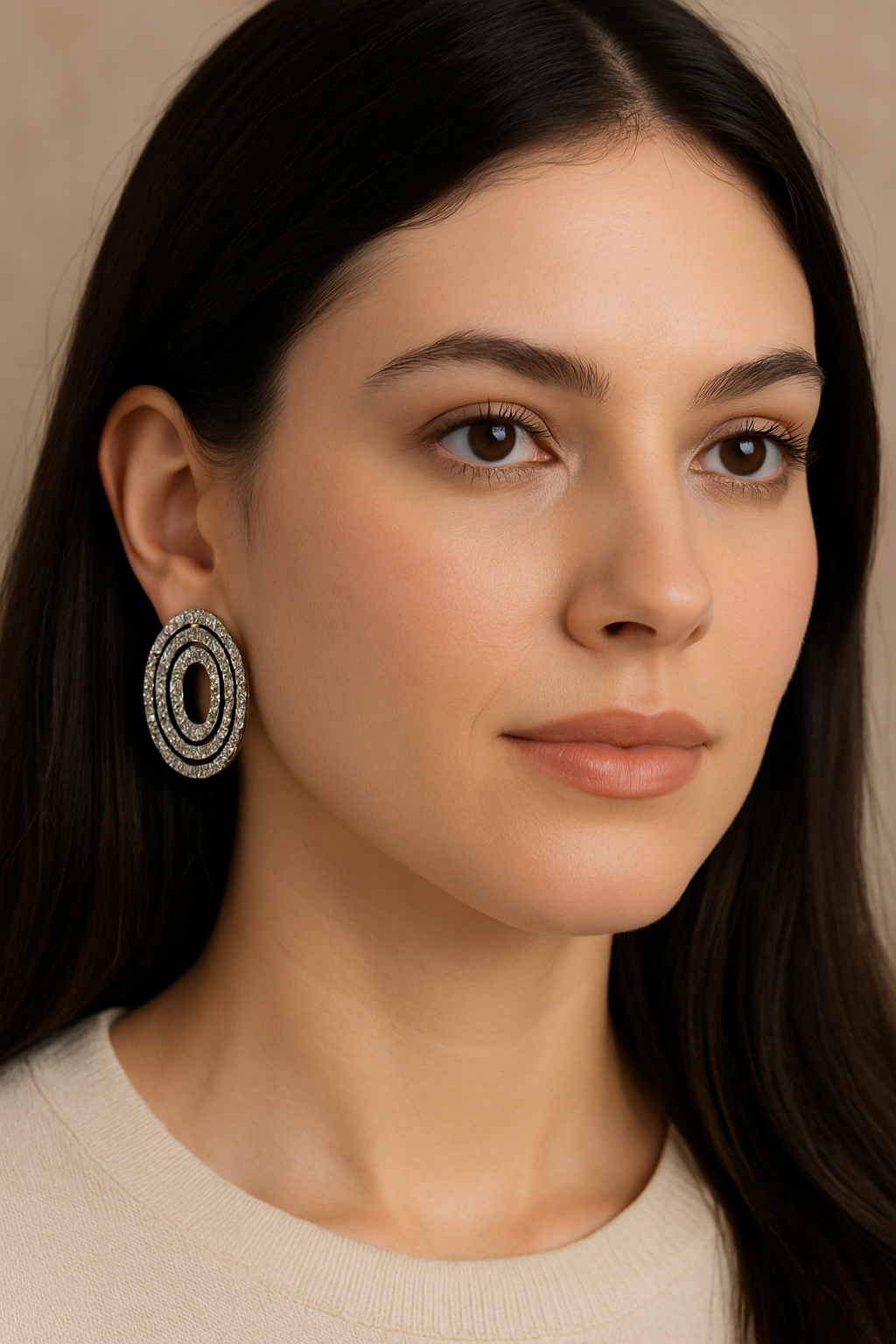 Brinco oval com strass