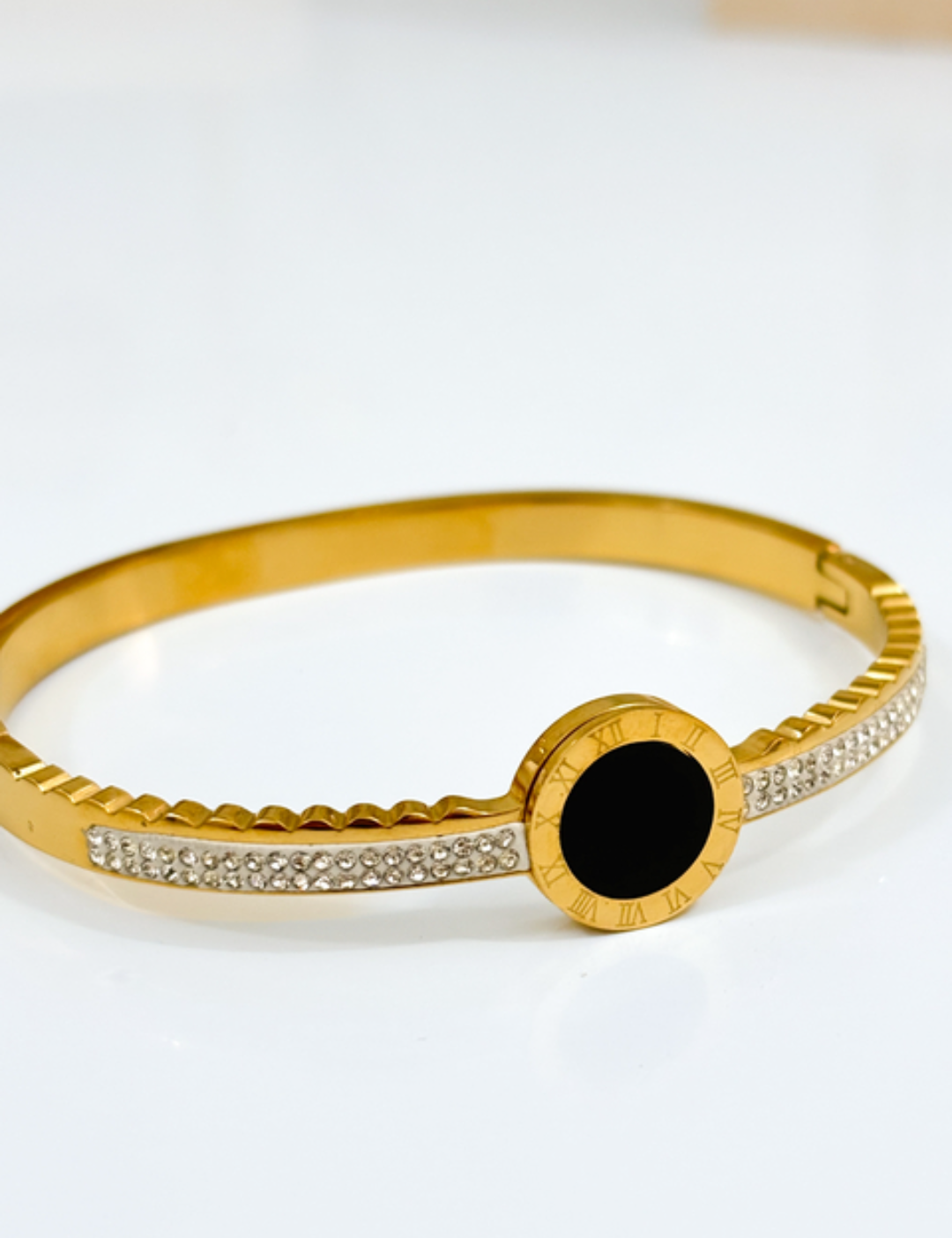 Bracelete rígido em aço