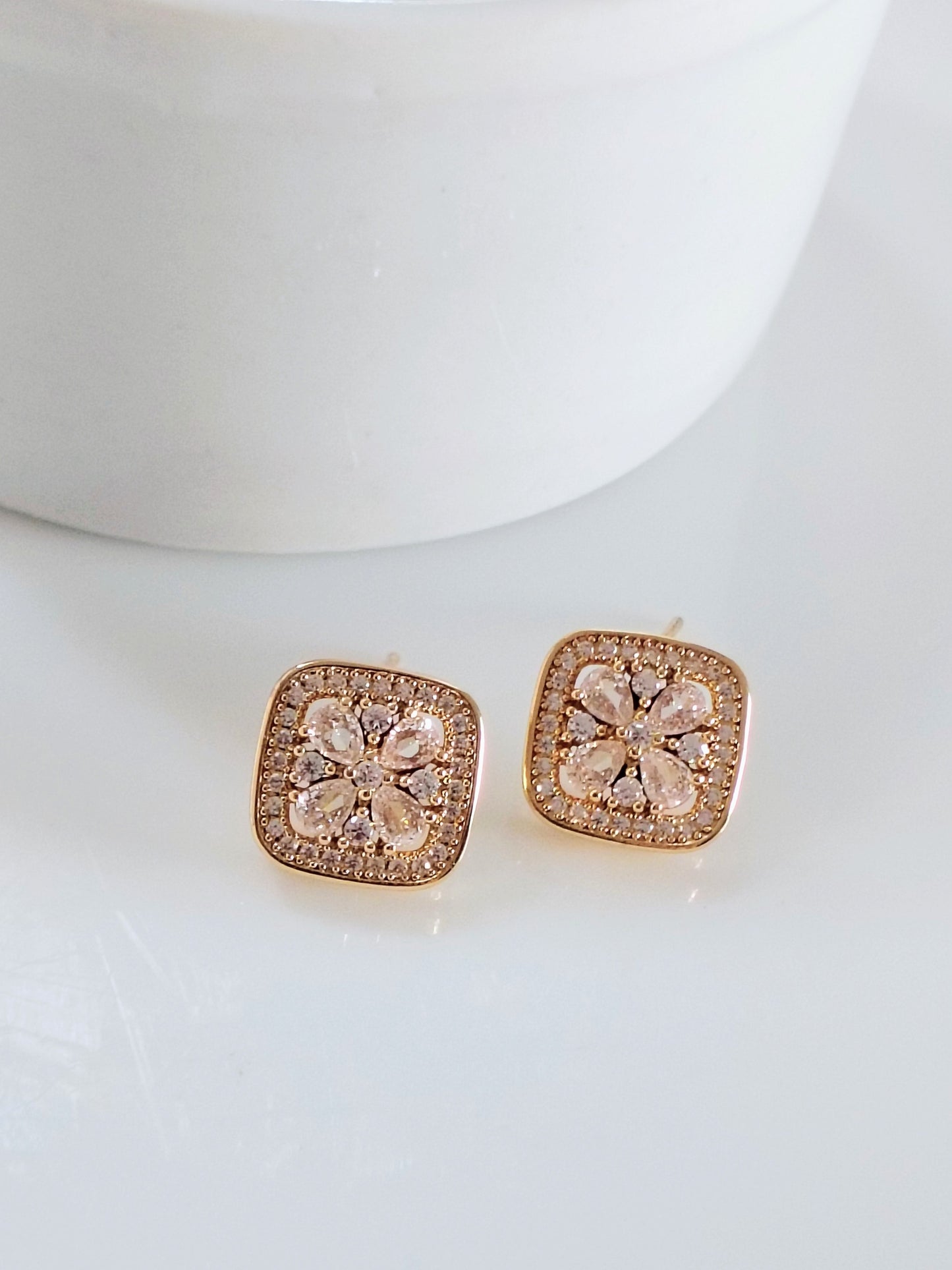 Brinco flor com pedras