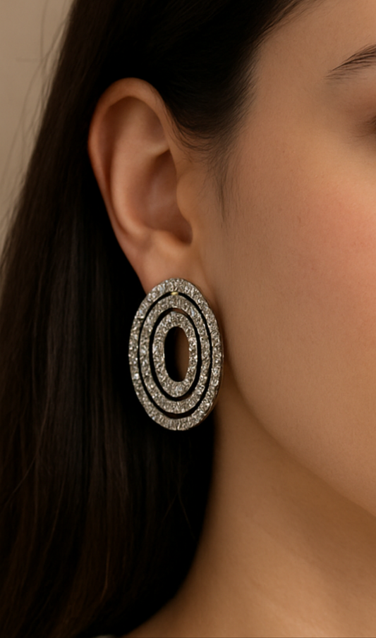 Brinco oval com strass