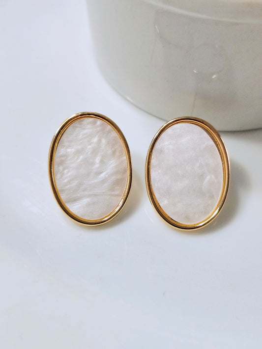 Brinco oval com madrepérolas