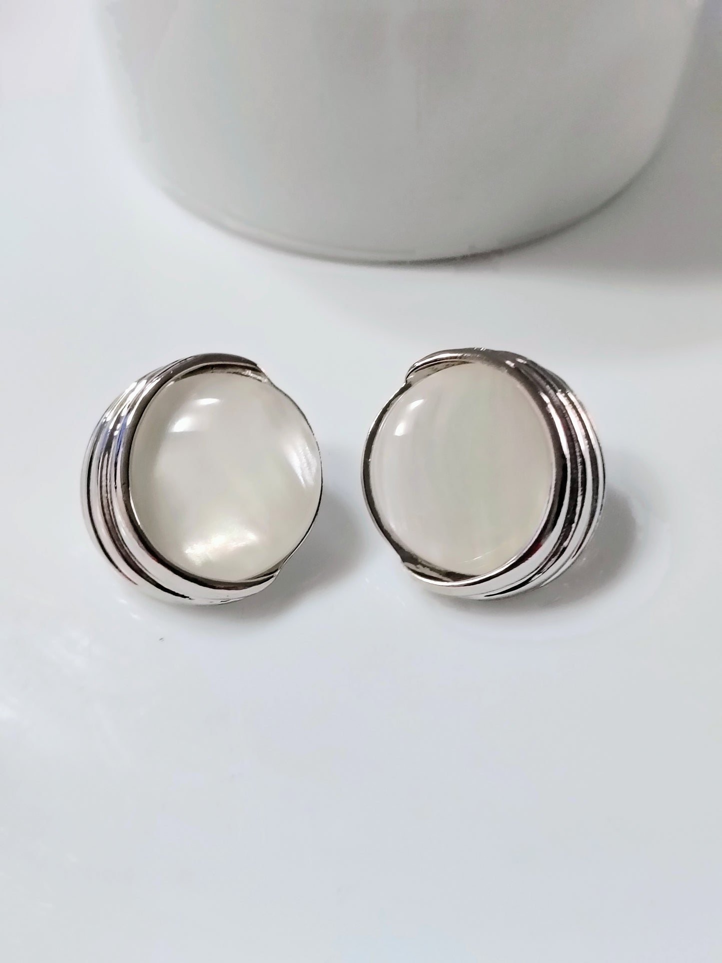 Brinco oval com pedra