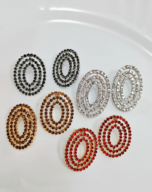 Brinco oval com strass