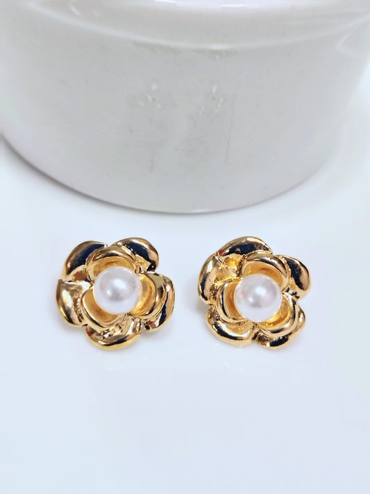 Brinco flor com pérola