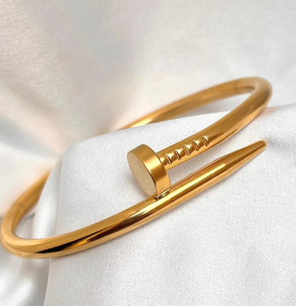 Bracelete dourado aço prego.