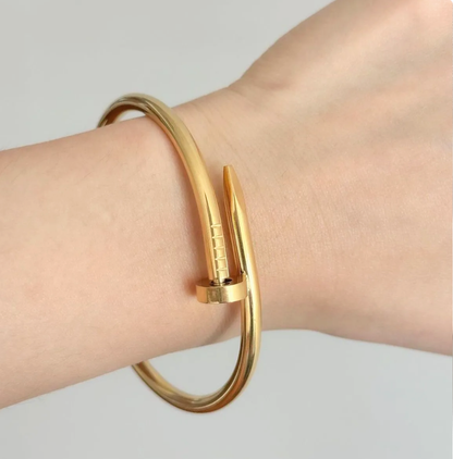 Bracelete dourado aço prego.