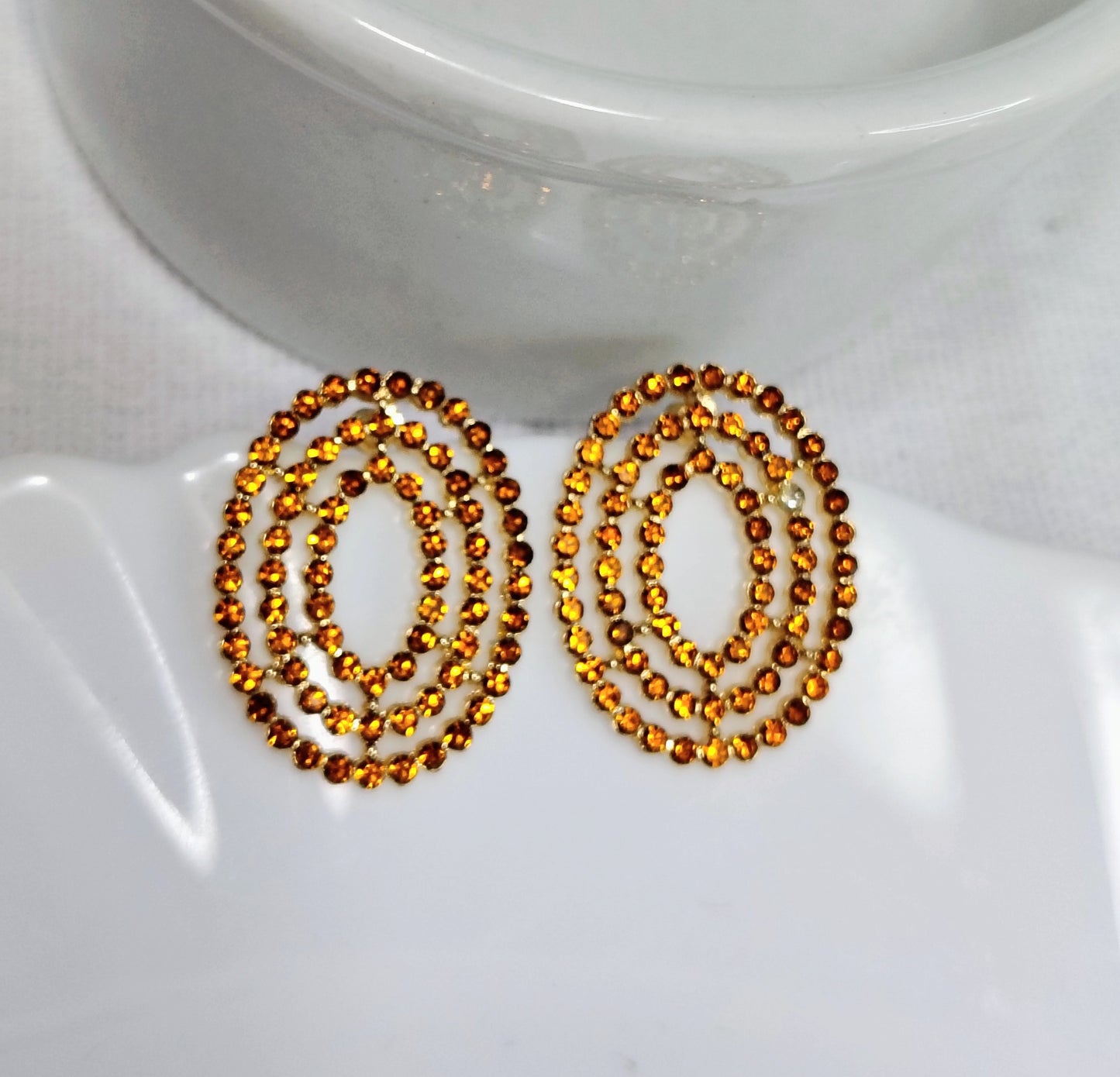 Brinco oval com strass