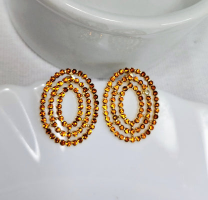 Brinco oval com strass
