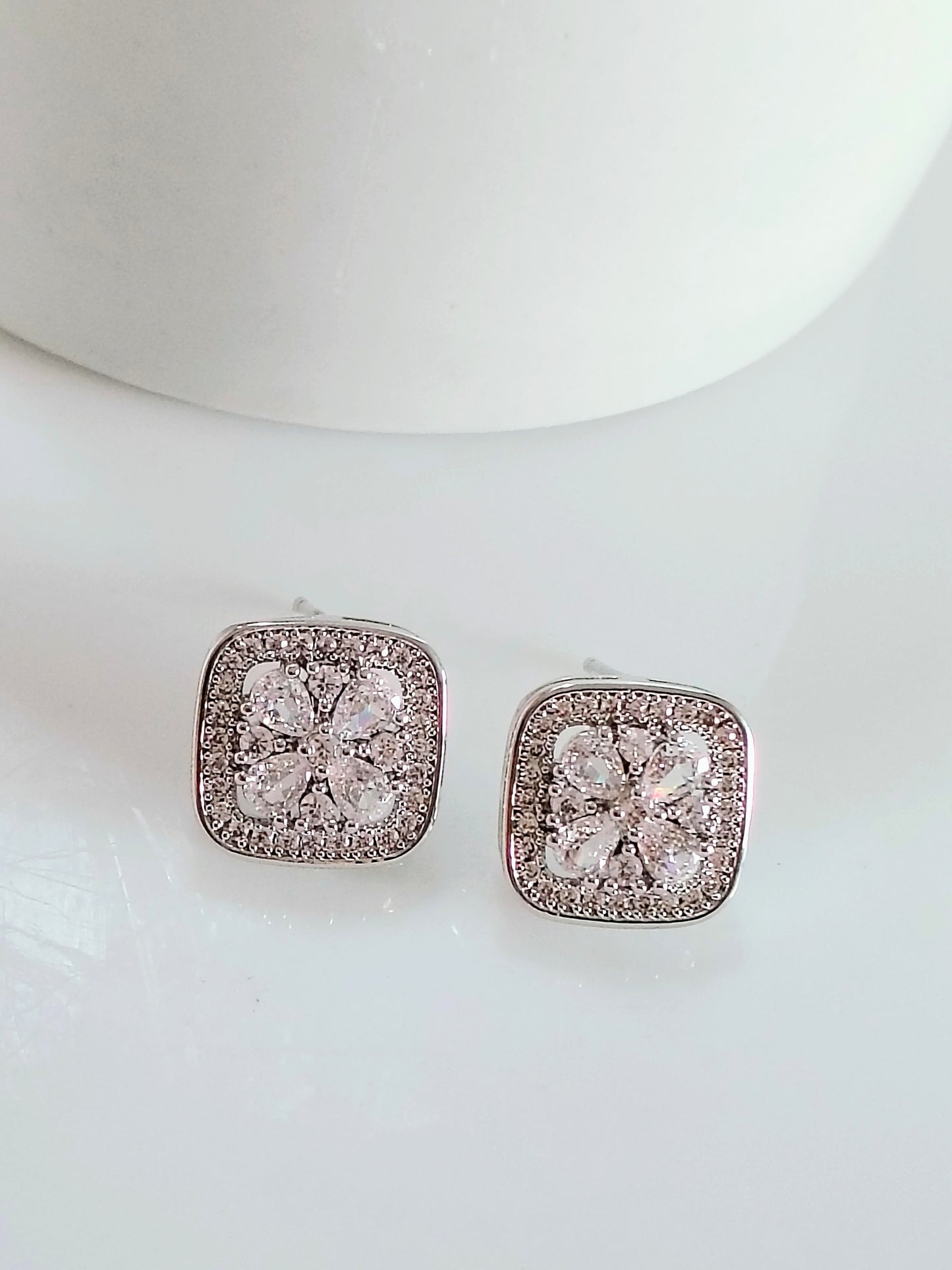 Brinco flor com pedras