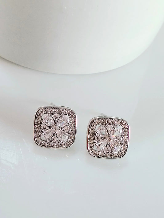 Brinco flor com pedras