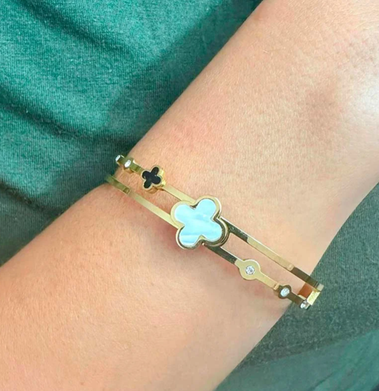 Bracelete rígido trevo.