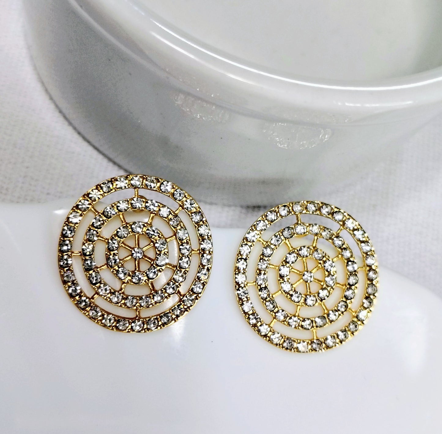 Brinco redondo com strass