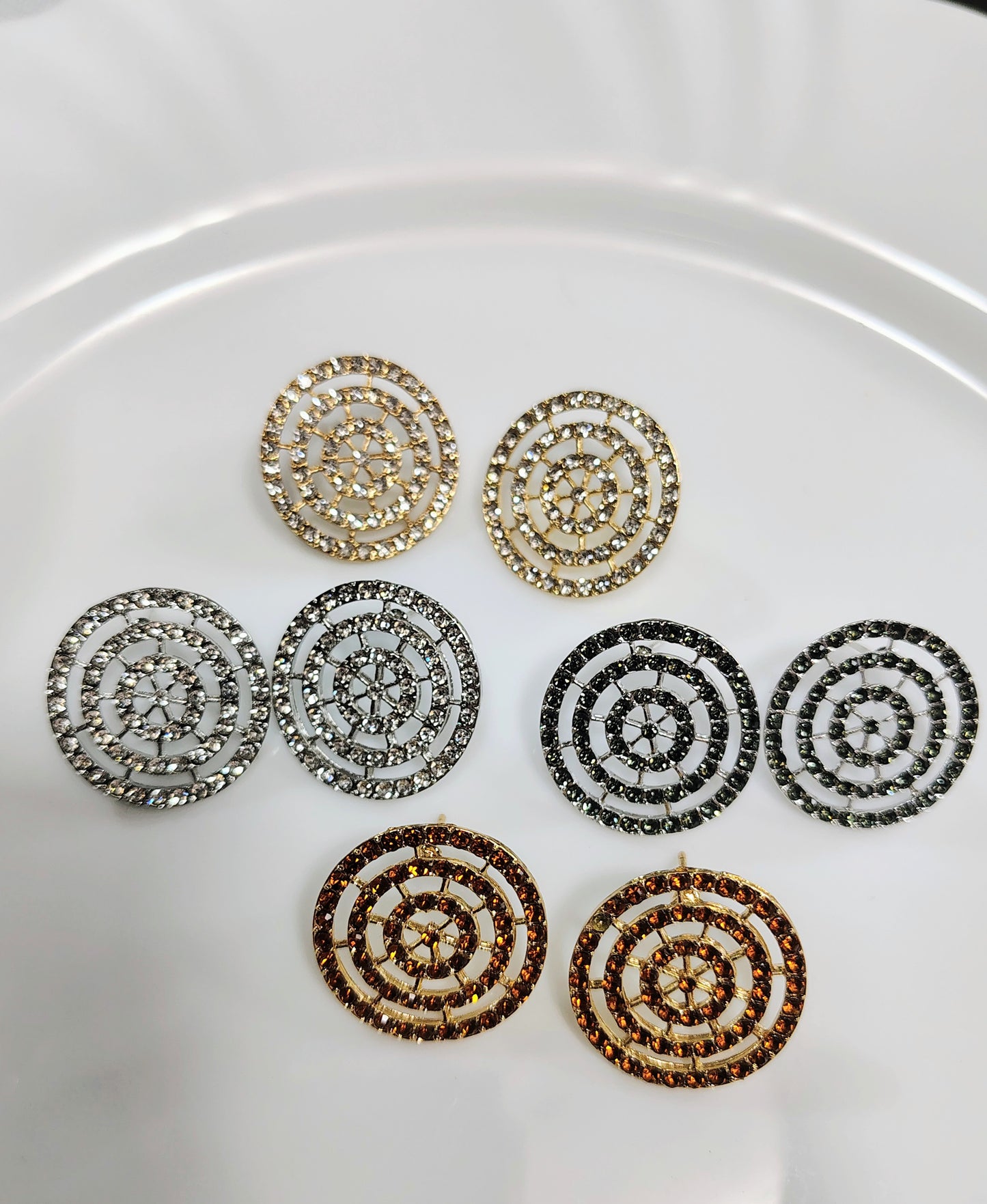 Brinco redondo com strass