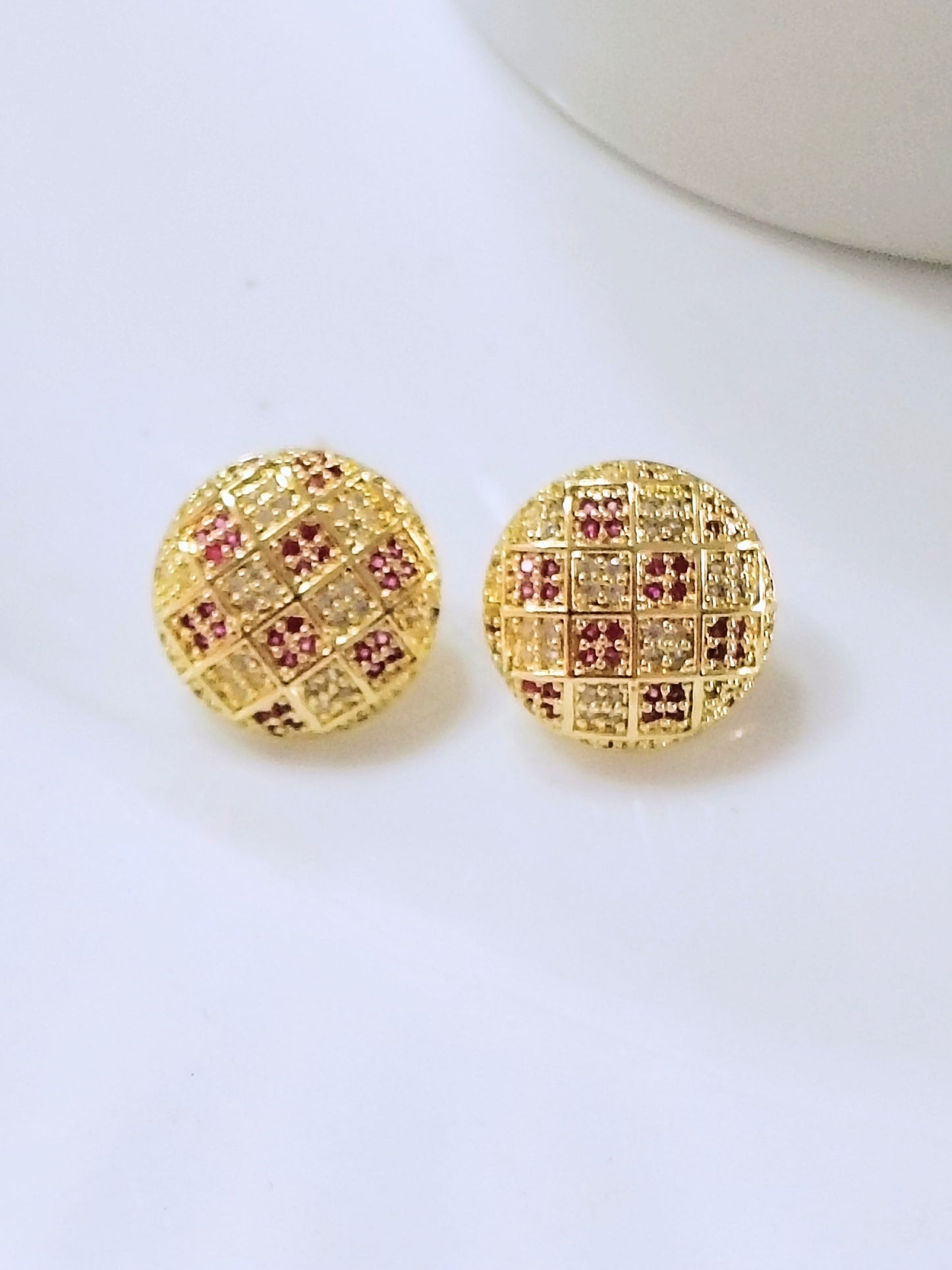 Brinco com zircônias vermelhas