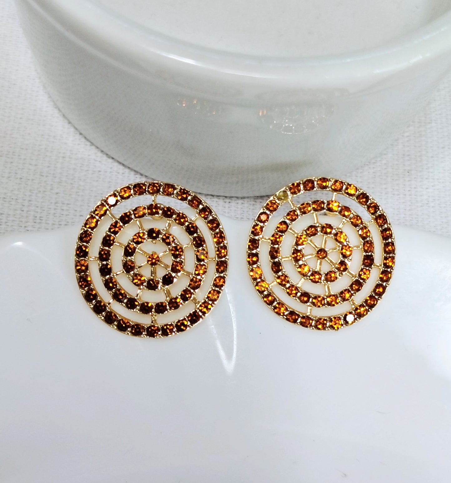 Brinco redondo com strass