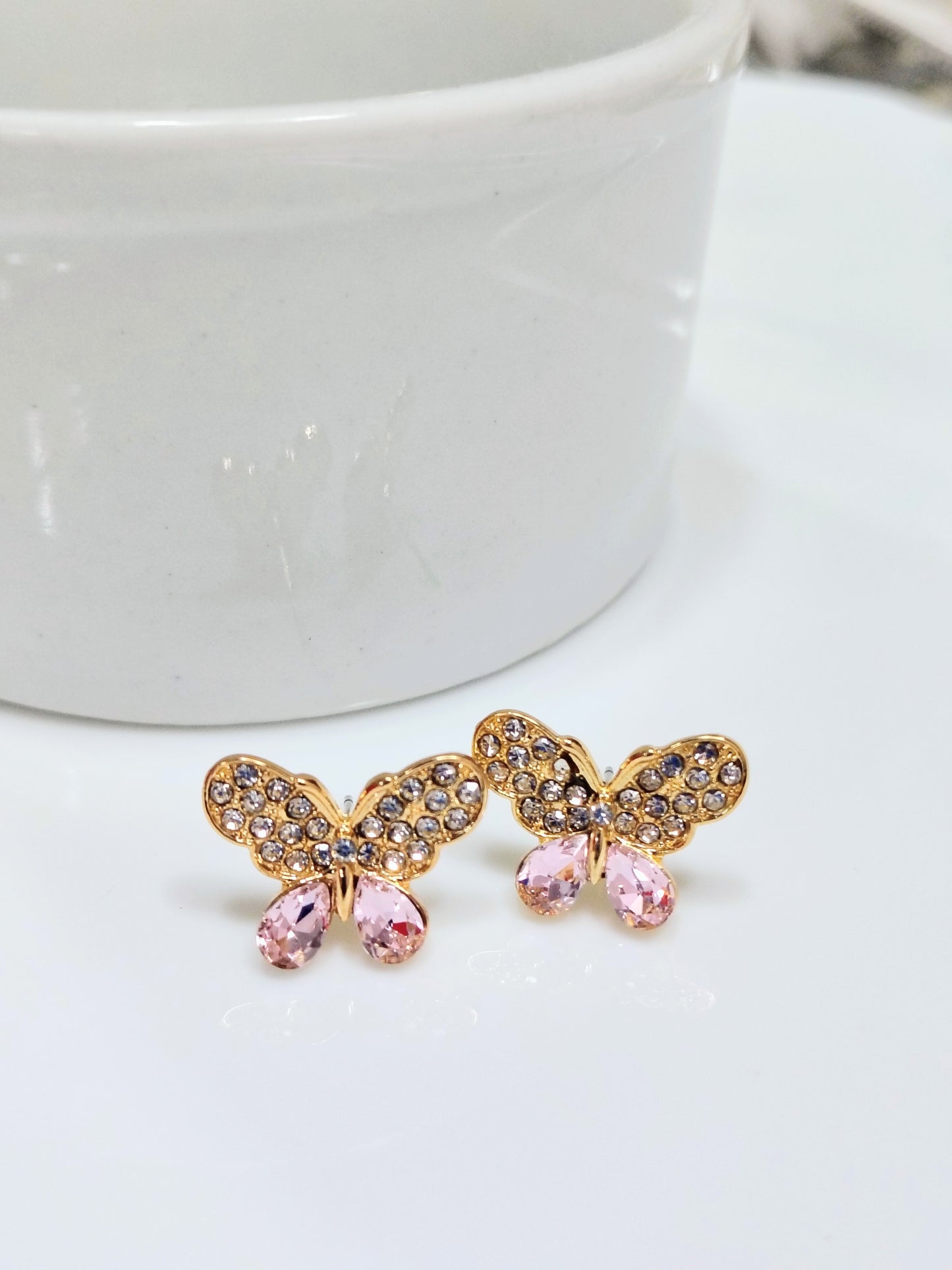 Brinco borboleta com strass