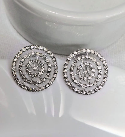 Brinco redondo com strass